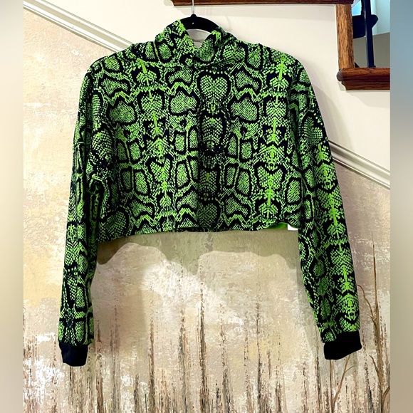 VENUS Tops - VENUS•100% Cotton•Neon Green Snake Print Cropped Hoodie
